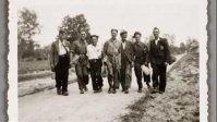 Joodse mannen keren na een werkdag terug in Kamp Conrad
